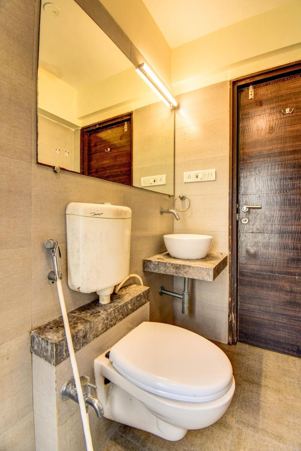 Spacious 2bhk W I Caretaker Near Bkc And Jio Center Bombaj